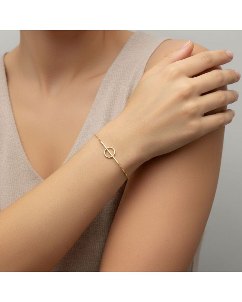 Bracelet cercle plaqué or 18 kt porté au poignet, style élégant et minimaliste