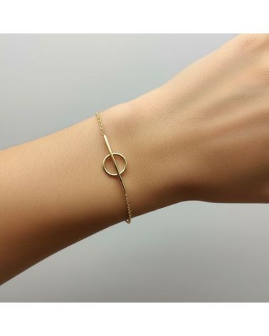 Bracelet cercle plaqué or 18 kt porté au poignet, style élégant et minimaliste