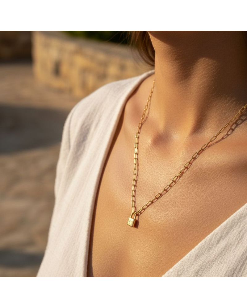 collier femme plaqué or 18 carats avec pendentif petit cadenas orné d'un oxyde de zirconium blanc