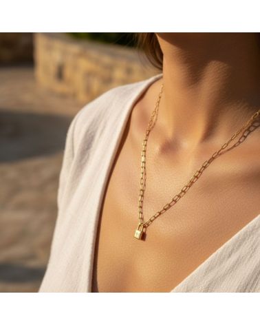 collier femme plaqué or 18 carats avec pendentif petit cadenas orné d'un oxyde de zirconium blanc