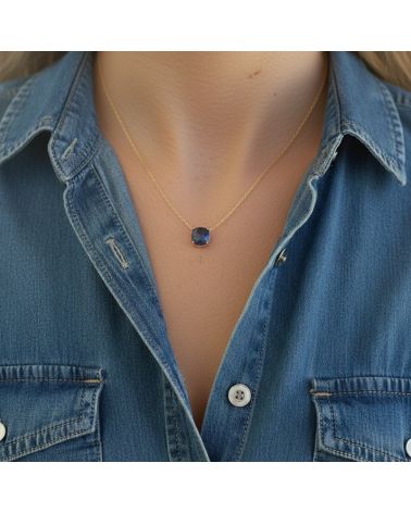 collier ras de cou en plaqué or 18 carats avec pendentif pierre nano facettée et teintée  en bleu saphir