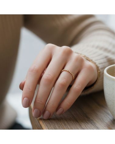 bague fine pour femme en plaqué or 18 carats maille boule portée avec bagues de la collection zosha