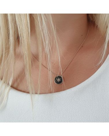 collier ras de cou pour femme en plaqué or 18 carats avec pendentif rond en émail noir et motif étoile