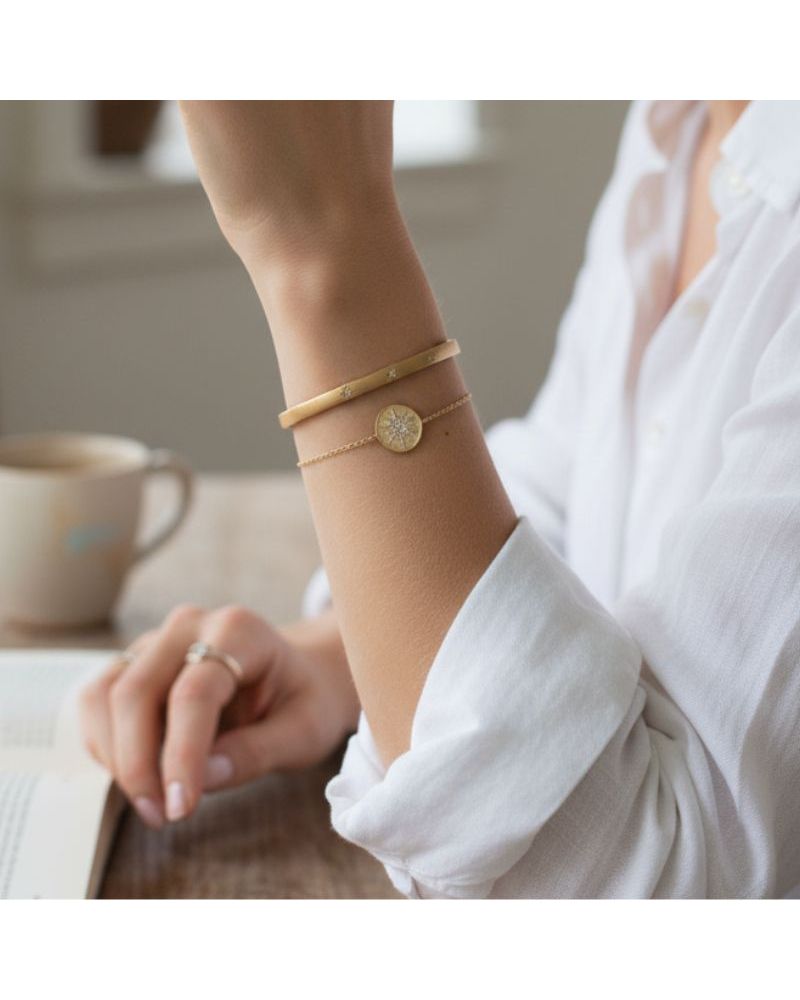 bracelet pour femme en plaqué or chaine et médaille or brossé motif soleil oxyde de zirconium blanc