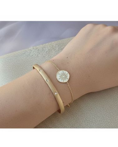 bracelet pour femme en plaqué or chaine et médaille or brossé motif soleil oxyde de zirconium blanc