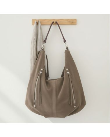 sac en daim forme hobo porté épaule couleur taupe clair