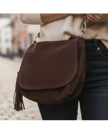 sac besace en daim rabat avec pompon style intemporel couleur chocolat