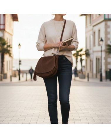 sac besace en daim rabat avec pompon style intemporel couleur chocolat