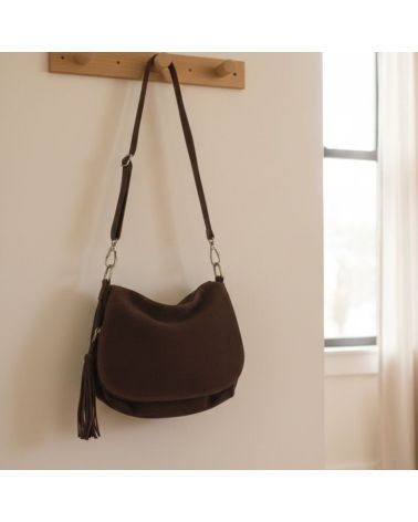 sac besace en daim rabat avec pompon style intemporel couleur chocolat