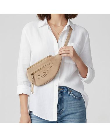 sac banane en daim couleur beige style effortless