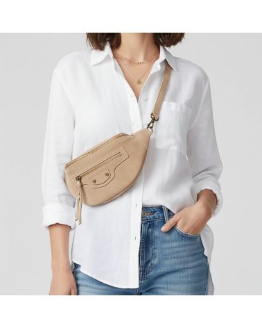 sac banane en daim couleur beige style effortless