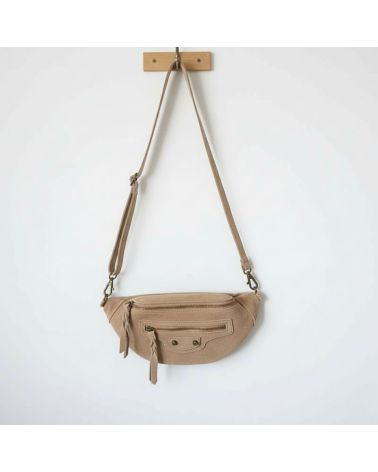 sac banane en daim couleur beige style effortless