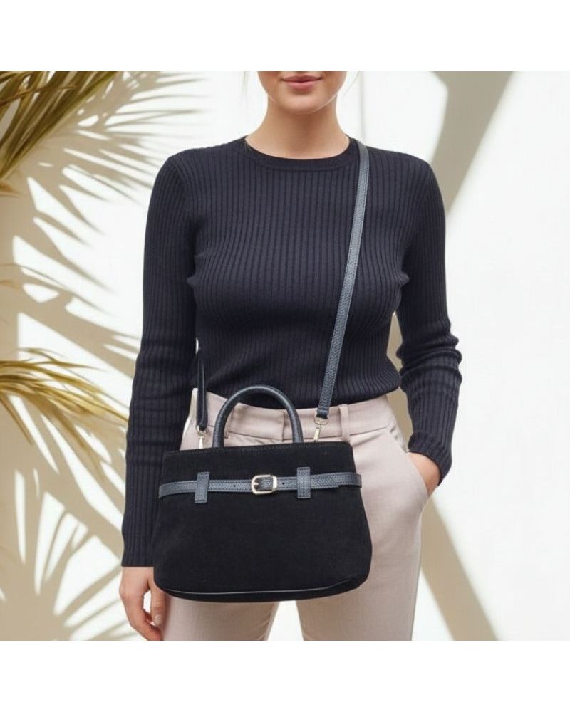 sac en daim noir porté épaule ou main avec ceinture cuir