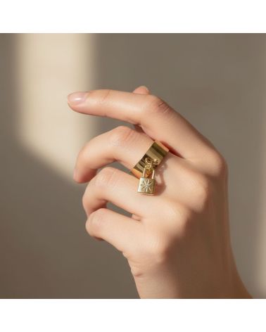 bague acier doré breloque cadenas avec strass au centre bijou mile mila