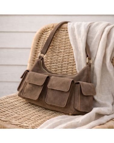 Sac Sienna en cuir suède multipoche posé sur une chaise, ambiance solaire et naturelle