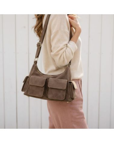 Sac en cuir suède multipoche Sienna porté à l’épaule, style chic et décontracté