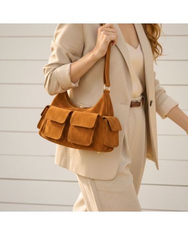 Sac en cuir suède multipoche Sienna porté à l’épaule, style chic et décontracté couleur camel