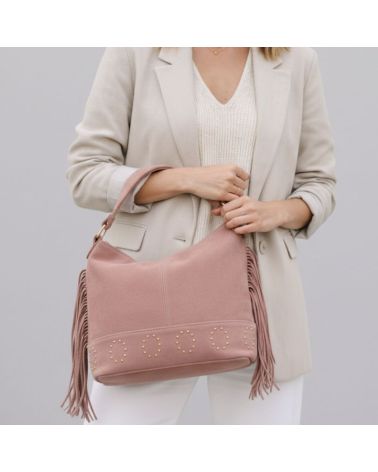 Femme style effortless chic portant le sac Lucile rose poudré à franges en cuir suédé