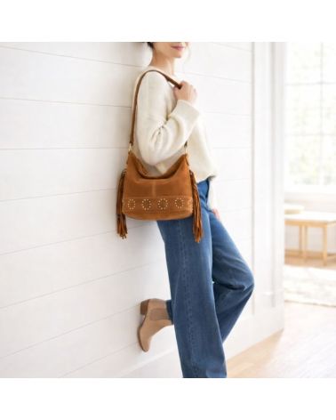sac Lucile camel à franges en cuir suédé ou daim, porté épaule, avec détail doré à la base