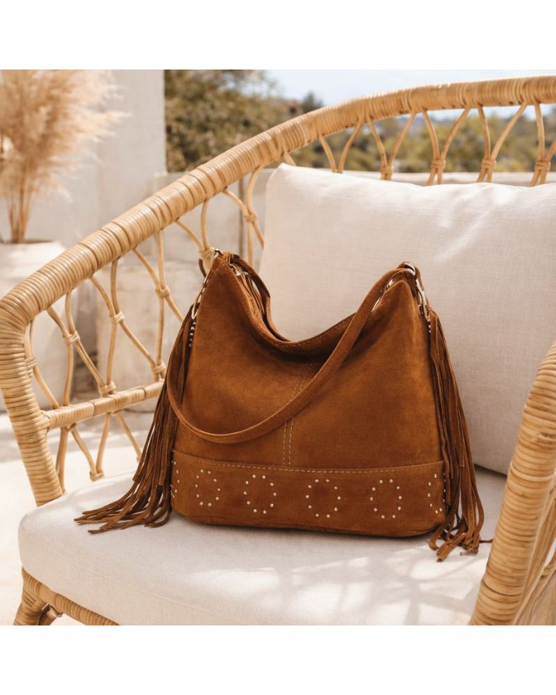 sac Lucile camel à franges en cuir suédé ou daim, porté épaule, avec détail doré à la base