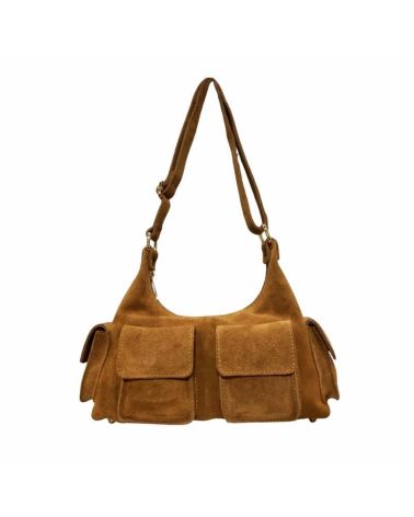 Sac en cuir suède multipoche Sienna porté épaule, style chic et décontracté couleur camel