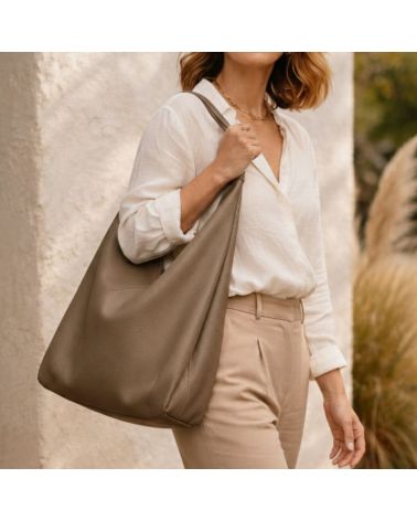 Sac hobo Jeanne en cuir pleine fleur taupe porté à l’épaule – grand format souple