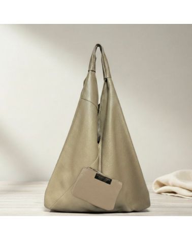 Sac hobo Jeanne en cuir pleine fleur taupe porté à l’épaule – grand format souple