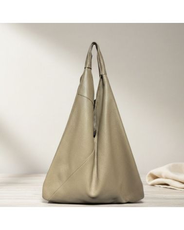 Sac hobo Jeanne en cuir pleine fleur taupe porté à l’épaule – grand format souple
