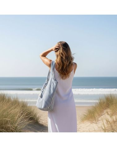 Sac de plage Marinella rayé bleu porté à l’épaule en bord de mer – grand cabas Zosha Collection