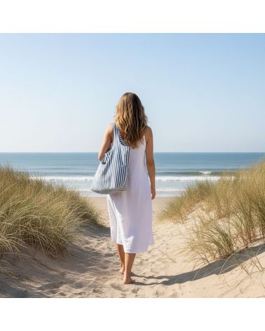 Sac de plage Marinella rayé bleu porté à l’épaule en bord de mer – grand cabas Zosha Collection