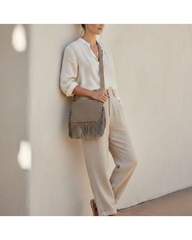 pochette en daim à franges porté en bandoulière ou croisé style boheme chic
