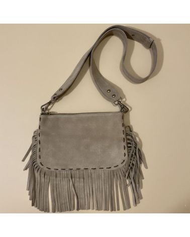pochette en daim à franges porté en bandoulière ou croisé style boheme chic