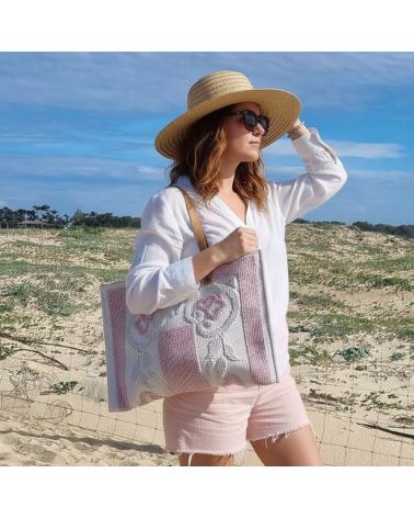 sac de plage coton tissé motif rose clair porté à l'épaule