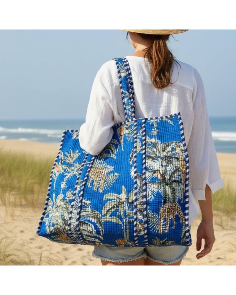 cabas en coton matelassée imprimé palmier couleur bleu parfait pour la plage ou virée en ville