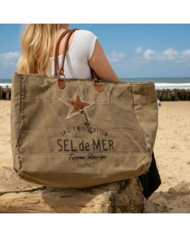 Grand sac cabas de plage XL en toile marron tabac avec inscription Sel de Mer sur une plage ensoleillée.