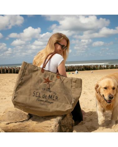 Femme avec chien sur une plage ensoleillée portant le grand sac cabas XL "Sel de Mer" en toile marron tabac