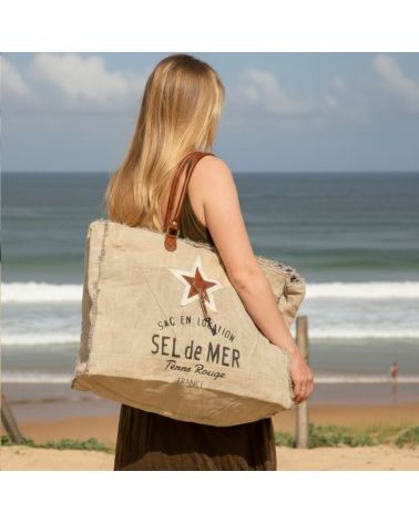 Grand sac de plage en toile beige Sel de Mer avec anses en cuir porté à l'épaule