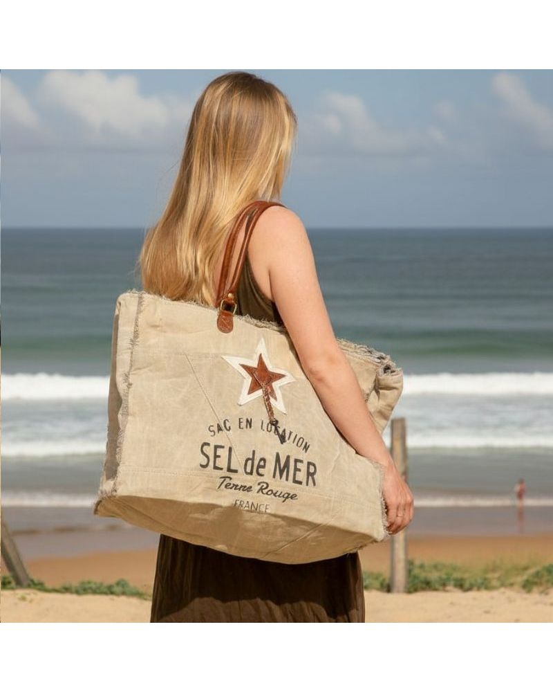 Grand sac de plage en toile beige Sel de Mer avec anses en cuir porté à l'épaule