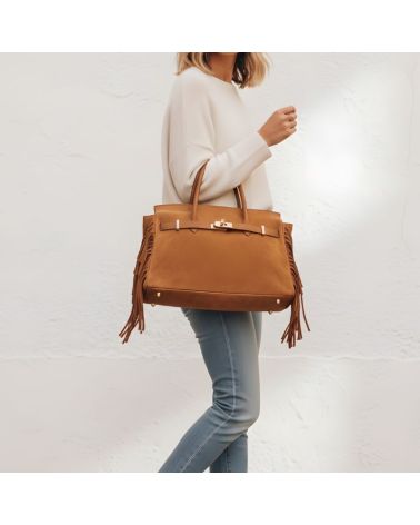 sac en daim et anses cuir couleur camel porté par une femme pour un style boheme chic