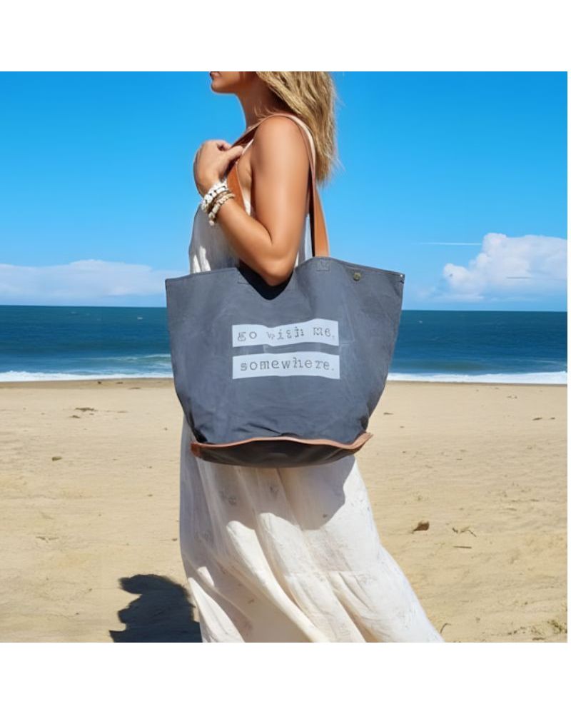 sac de plage toile upcyclé imprimé go with me somewhere porté par une femme style effortless sur la plage de Hossegor