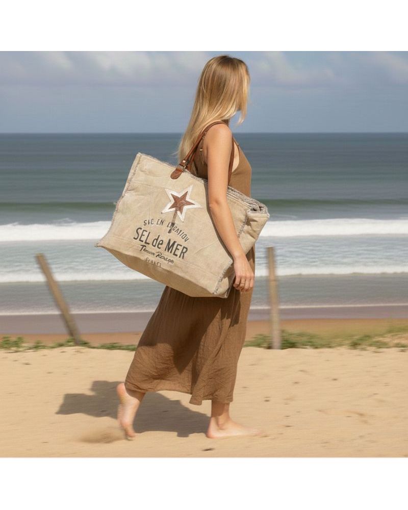 Grand sac de plage en toile beige Sel de Mer avec anses en cuir porté à l'épaule