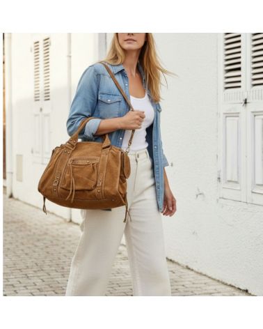 sac à main en daim Esprit couleur camel porté en bandoulière pratique au quotidien