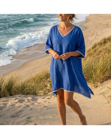 caftan de plage washed bleu royal marque Terre Rouge porté par une femme sur la plage de Seignosse