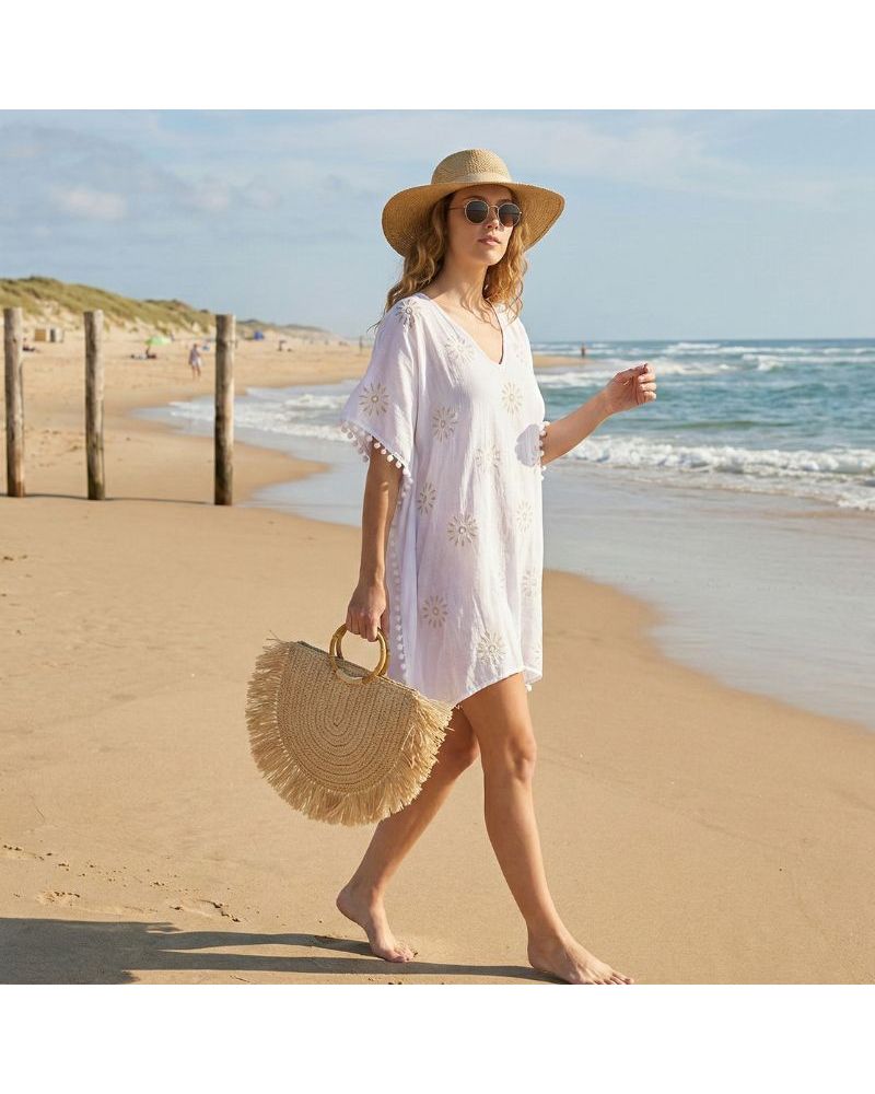 caftan de plage blanc en coton imprimé soleil marque Terre Rouge porté à la plage ou en bord de mer