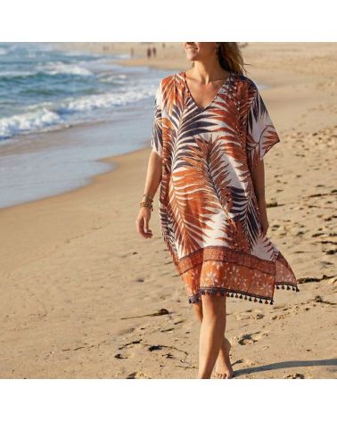 caftan de plage en coton imprimé palmiers création Atoll Palme paris style bohème chic porté sur un maillot en bord de mer