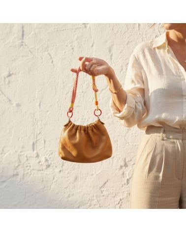 petit sac en cuir camel fermeture plissée bandoulière corde colorée tendance mode