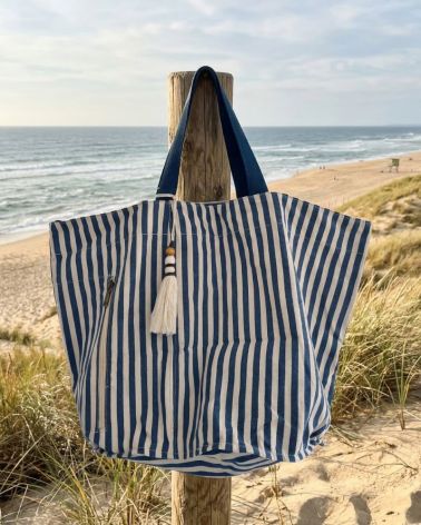 grand cabas de plage en toile rayure bleu sur les dunes de Capbreton