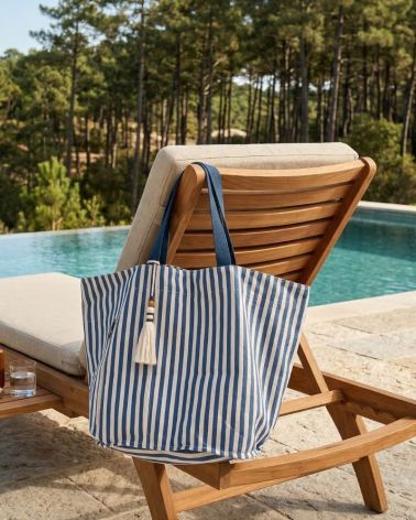 grand sac de plage rayure ecru et marine sur un transat bord de piscine