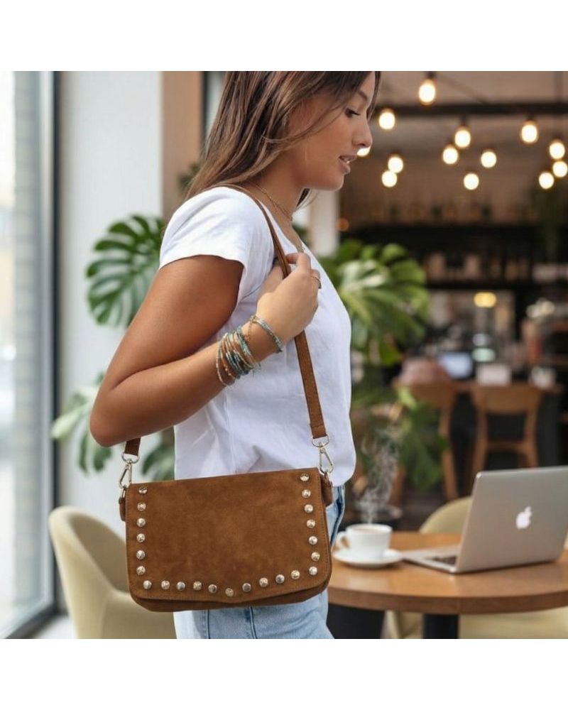 Femme portant un sac en daim camel Zosha Collection, look bohème chic avec jean et t-shirt blanc, accessoire mode tendance 2026