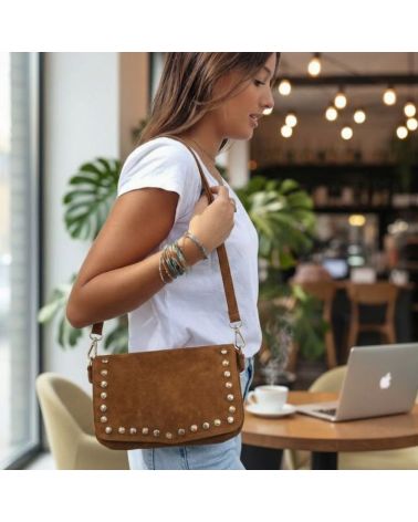 Femme portant un sac en daim camel Zosha Collection, look bohème chic avec jean et t-shirt blanc, accessoire mode tendance 2026